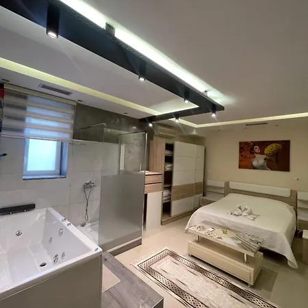 Apartment Jacuzzi Escape